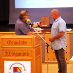 Henriko Starz, 1. Vorstand des ASV Untergröningen e.V. nimmt die Plakette des DAFV zum 100jährigen Bestehen seines Vereins entgegen